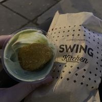 Covid snack: nuggets with basil lemon sauce to go at Swing Kitchen - Schwedenplatz in Vienna