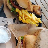 Chili burger, chili cheese, fries, pink edgy smaller burger at Swing Kitchen - Schwedenplatz in Vienna