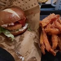 Bavarian burger & sweet potatoes fries at Swing Kitchen - Schwedenplatz in Vienna
