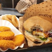 Chicken Nuggets und Wienna Burger at Swing Kitchen - Schwedenplatz in Vienna