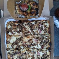 Garlic knots & pizza at 20th Street Pizza in Philadelphia