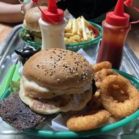 Chivito Uruguayo vegano, con “huevo” y carne de seitan. Fantástico todo, los dulces después también súper ricas! #Veganuary at Guacamole in Montevideo
