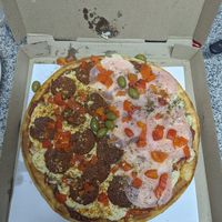 Mitad calabresa y mitad jamón y morrones at Pizzeria Flipper in Buenos Aires