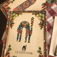 schönes modernes doch typisch sizilianisches Design, spiegelt sich auch am Essen wieder   at Le Chat Noir in Cefalu