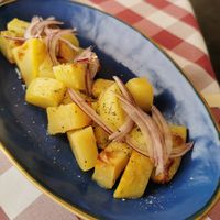 simple aber doch unglaublich lecker, Kartoffel-Salat mit Zwiebel, Oregano und Olivenöl  at Le Chat Noir in Cefalu