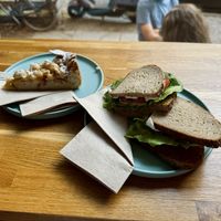 Veganer Apfelkuchen und die Avocado-Stulle mit Violife Feta.  at Kleines Sonntag in Berlin