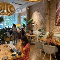 A tope a la hora del almuerzo, mejor reservar  at Odacova in Barcelona