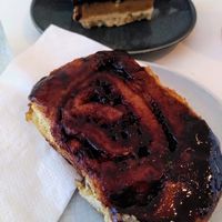 Sticky Cinnamon Roll en Snickers Bar at Plenty in The Hague