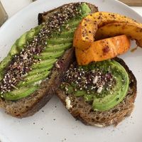 Avocadobrot mit Kürbis   at Plenty in The Hague