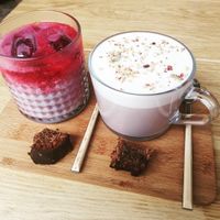 Flower lattes. One iced, one warm at Plenty in The Hague