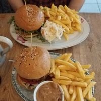Vegan burger menu with fries and coleslaw (above), Rap Beev and fries (below) at Burgeramt in Trier