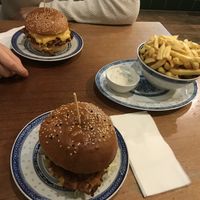 Veggie Burger und Pommes mit veganem Tzatziki at Burgeramt in Trier