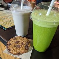 Chococookie mit Haferflocken und Datteln, Kokossmoothie und Tropical Punch at Juice Dudes in Barcelona
