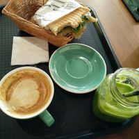 All vegan: Sandwich, smoothy & cappuccino at Juice Dudes in Barcelona