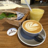 Avo Sandwhich, Yellow Juice and Coffe with Oatly at Juice Dudes in Barcelona