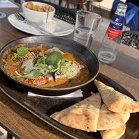 Zoete aardappel linzen curry. Met frietjes en vegan mayonaise 🌱.   at Brasserie BLVD in Vlissingen