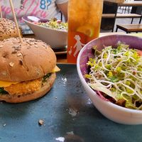 Zeitgeist Burger und Salat mit Pfirsich-Limetten-Eistee at Hans im Glück in Bielefeld