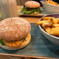 Zeitgeist Burger mit Goldfritten (vegan)   at Hans im Glück in Bielefeld