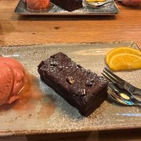 Omas Geheimnis, Schokoladenkuchen mit Eis (vegan)  at Hans im Glück in Bielefeld