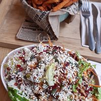 Zoete aardappel frietjes en proteïne salade (mijn poging tot het maken van een kapsalon) at Lust in Groningen