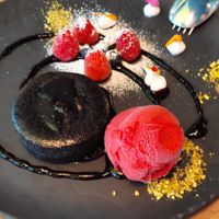 Coulant de chocolate y helado de frambuesa at BLoved Veggie Corner in Madrid