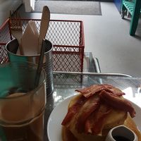 Vegan pancakes with bacon and maple sirup at Haley's Comet Breakfast Club in The Hague