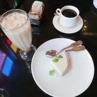 Jasmine milk tea, coffee and gluten free cheesecake at Vegetarian House in San Jose