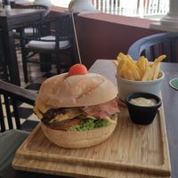 Beyond burger with vegan cheese and fake bacon (facon) at De Governeur in Willemstad
