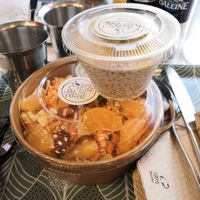 Salade et dessert vegan at The Scone Café in Paris