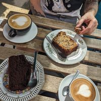 Gâteaux vegans et cappuccino et late lait d'avoine at Anahera in Lyon