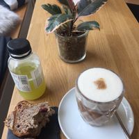 I had a juice called „warm“ with pineapple and cucumber, banana nut bread and a latte with oatmilk! Delicious! at KALTPRESSE in Cologne