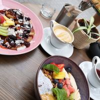 Superbowl and pancakes with fruit compot at Eqvilibrivm Cafe in Barcelona