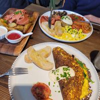 Omelette, English full and bravas with bacon. All vegan, of course at Eqvilibrivm Cafe in Barcelona
