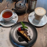 Cheesecake, Roibustee und Latte at Eqvilibrivm Cafe in Barcelona