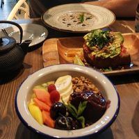 Porridge+açaí, chia pudding con calabaza, tostada de aguacate, té casero at Eqvilibrivm Cafe in Barcelona