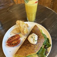 Tofu Omelette and Tropical Breeze  at Eqvilibrivm Cafe in Barcelona