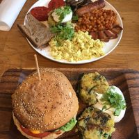 English breakfast y burguer at Eqvilibrivm Cafe in Barcelona