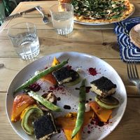 Vegan tempeh and vegetarian pizza at Pisco in Vila Do Bispo