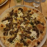 Pizza Sabina. Pilze, Petersilie und Orangensauce. at Pisco in Vila Do Bispo