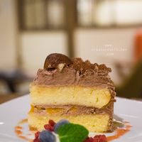 Peach and chocolate short cake.  at Mumokuteki Vegan Cafe in Kyoto