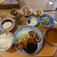 Full lunch plate at Mumokuteki Vegan Cafe in Kyoto