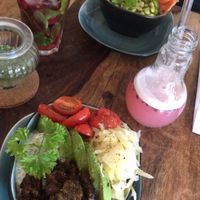Pita Bowl (vorne, vegan), Blaubeersmoothie; Raspberry-Mint homemade Lemonade  at Avocadobar in Wurzburg