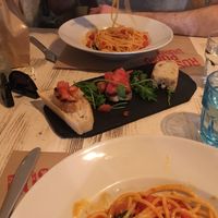 Two spaghettis with a side of bruschetta  at Rossopomodoro in Venice