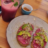 Zumo remolacha con tostadas at PLANT SHACK - Altea in Altea