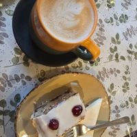 Lovely cafe with lots of vegan lunch options and cake!!! Really recommend a visit (also they accept cash and card) at The Sweet Pea Cafe in West Kirby