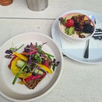 Pink Hummus-Brot mit Porridge at Ulrich in Vienna