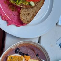 Açaí Bowl und Avocado Mash mit Rübenhummus at Ulrich in Vienna