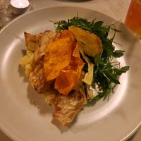 Vegane Ofensellerie mit Kartoffelbrei und Kartoffelchips at Ulrich in Vienna