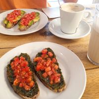 Tostadas mediterránea y genovesa. Café con leche casera y chai latte frío at CReeA in Tarragona