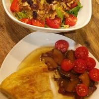 Buddha bowl and tortilla 😋 at CReeA in Tarragona